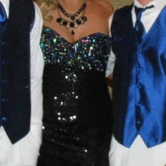 Formal dress - Picture 4 of 6